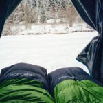 Två sovsäckar i tält under vinter