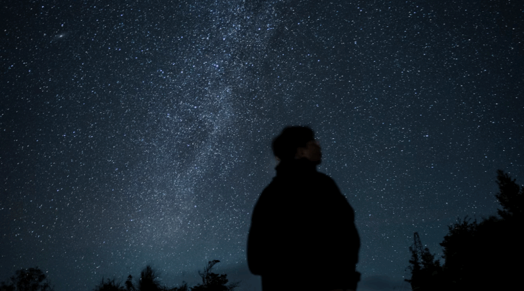 Man tittar upp mot rymden.