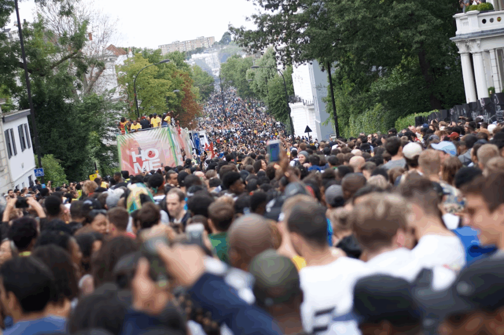 Tät folkmassa på långsmal gata
