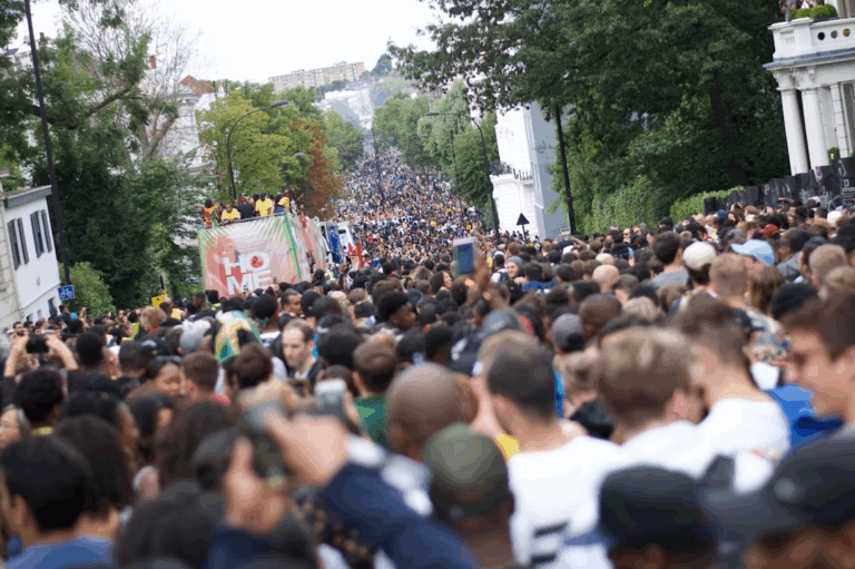 Tät folkmassa på långsmal gata