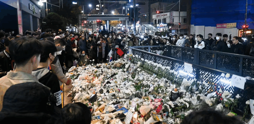 Sörjande människor efter crowd crush-tragedin i Seoul, Sydkorea.