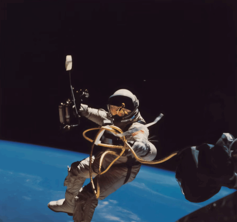 Astronaut svävar i rymden.