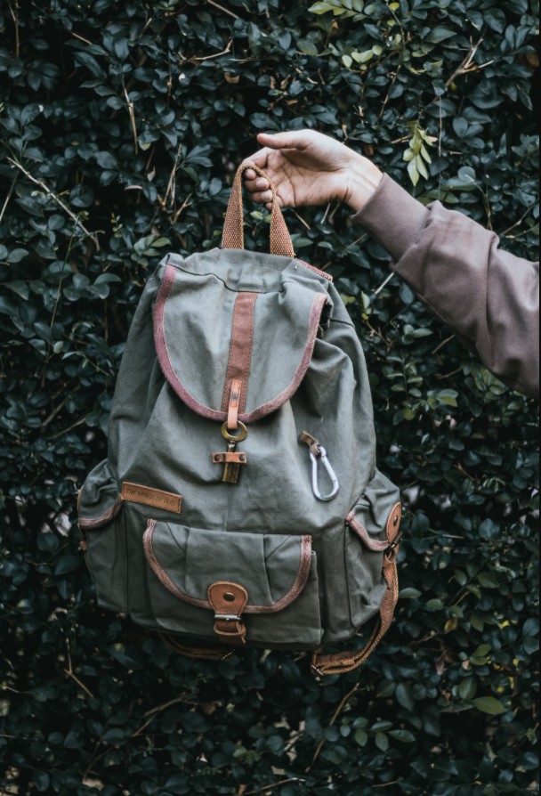 Bug-out-bag smälter in i omgivningen.