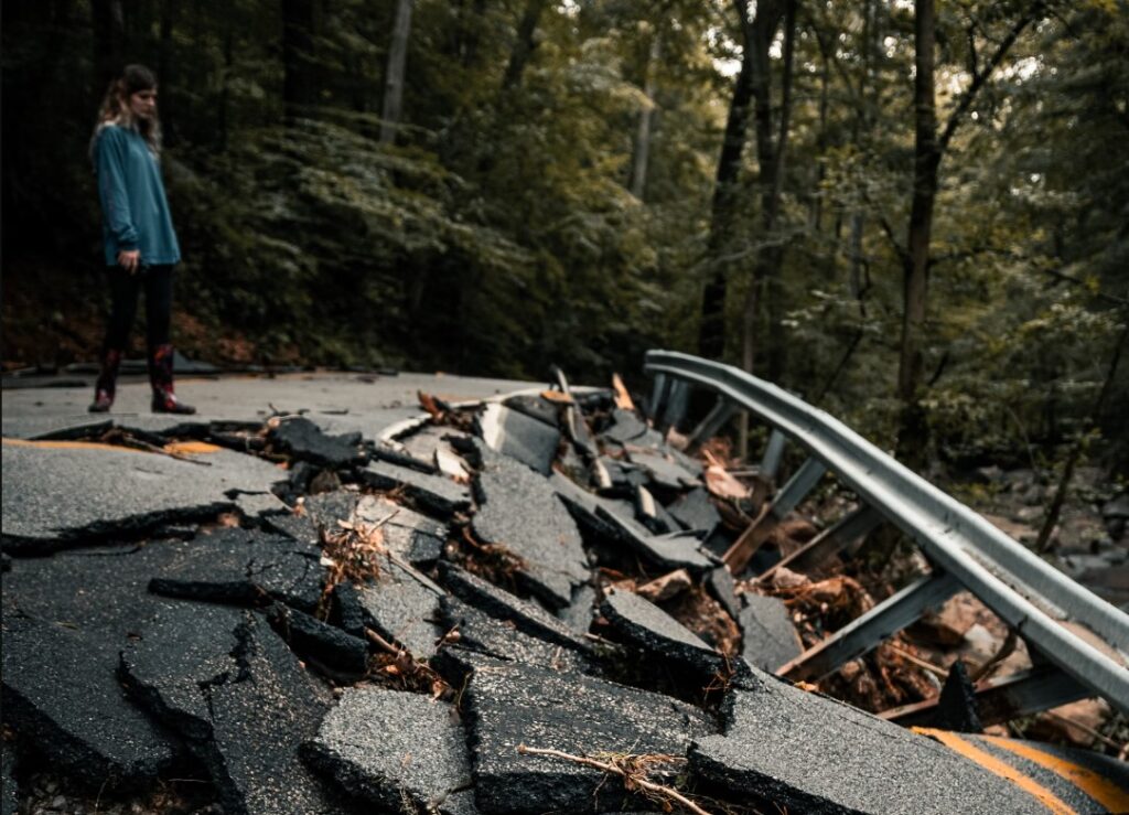 Kollapsad väg vid jordbävning.