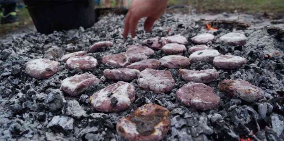 Kött konserveras i träaska.