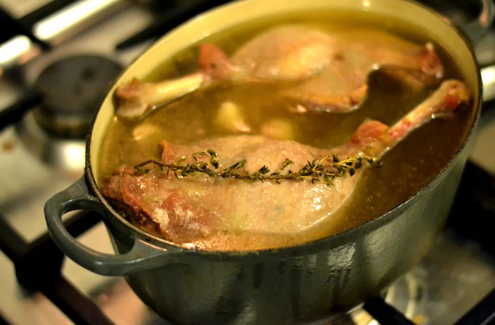 Kött konserveras i fett.