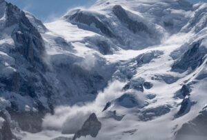 Lavin rasar ner för berg.