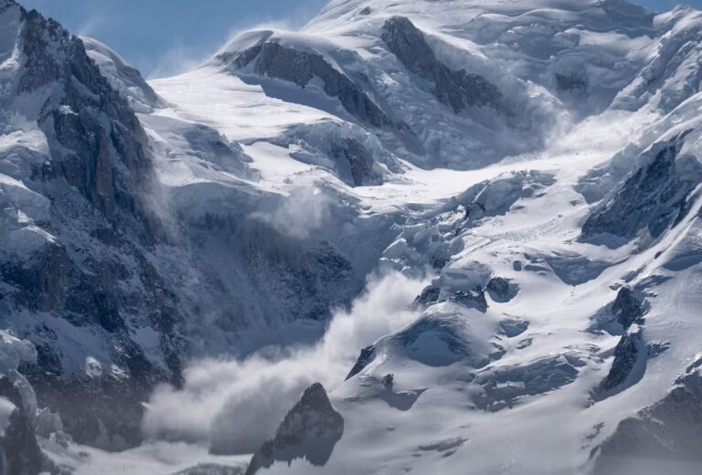 Lavin rasar ner för berg.