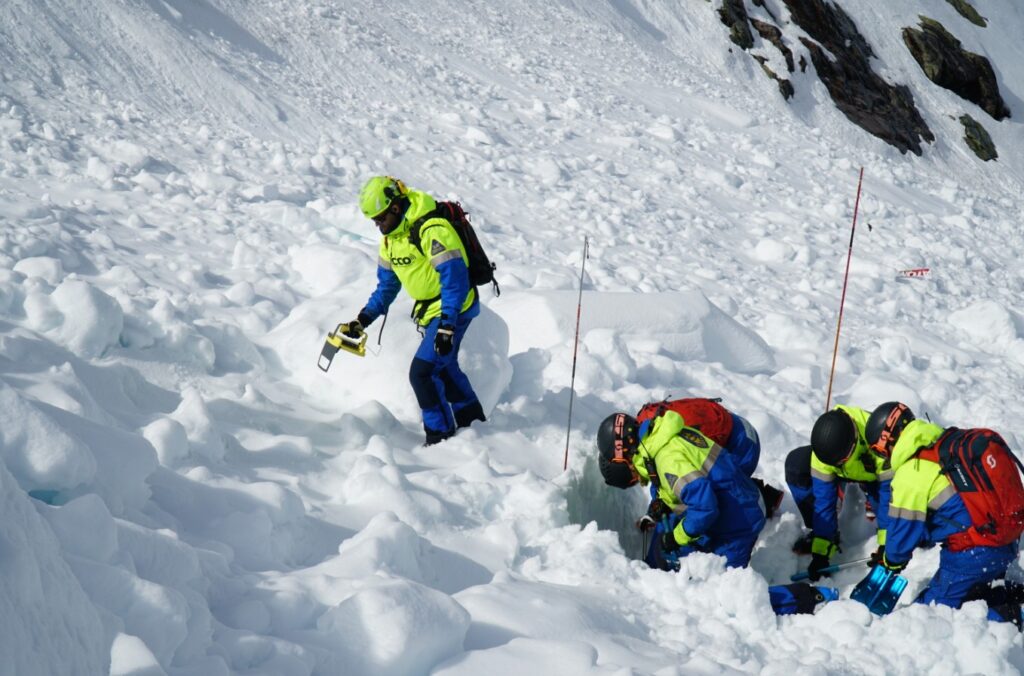 Räddningsteam i lavin.