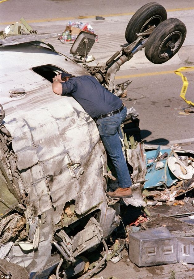 Utredare vid cockpit, Flight 255.