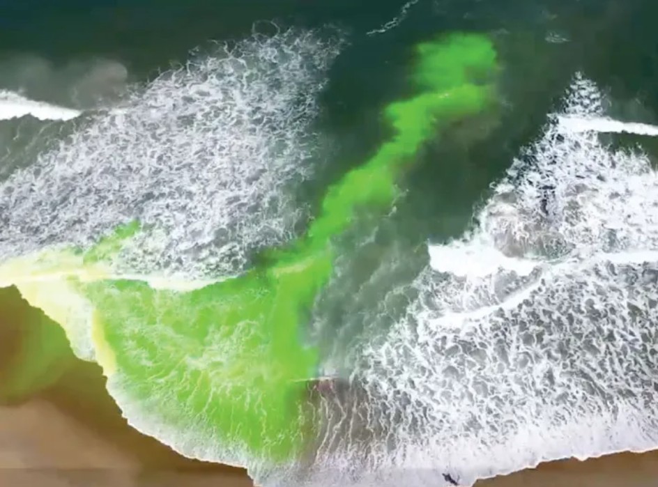 Färgad undervattensström blir tydlig.